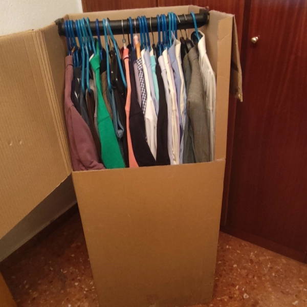 Fotografía de un embalaje de ropa con nuestro servicio de embalaje