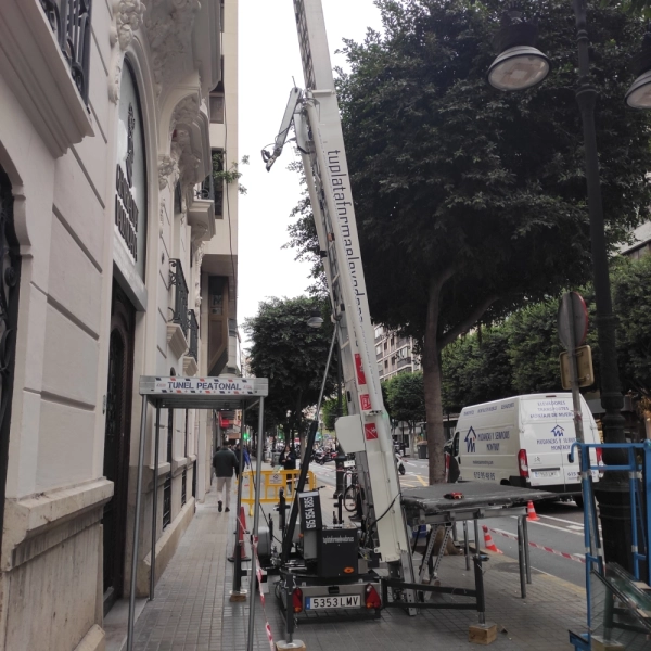 Fotografía de una mudanza con una plataforma elevadora