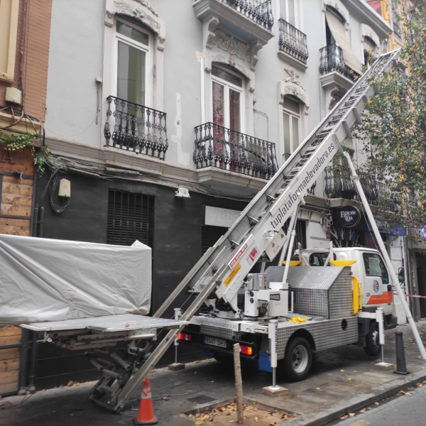 Fotografía de una mudanza con una plataforma elevadora