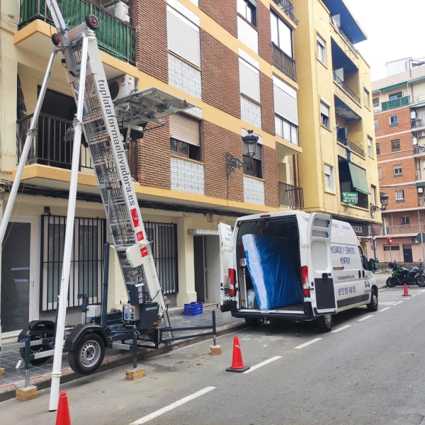 Fotografía de una mudanza con una plataforma elevadora