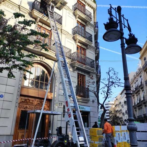 Fotografía de una mudanza con una plataforma elevadora