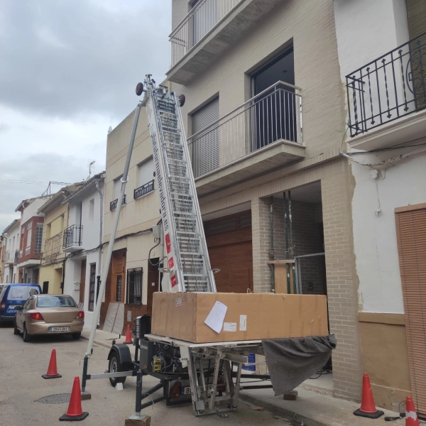 Fotografía de una mudanza con una plataforma elevadora