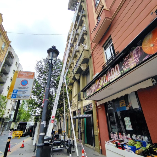 Fotografía de una mudanza con una plataforma elevadora