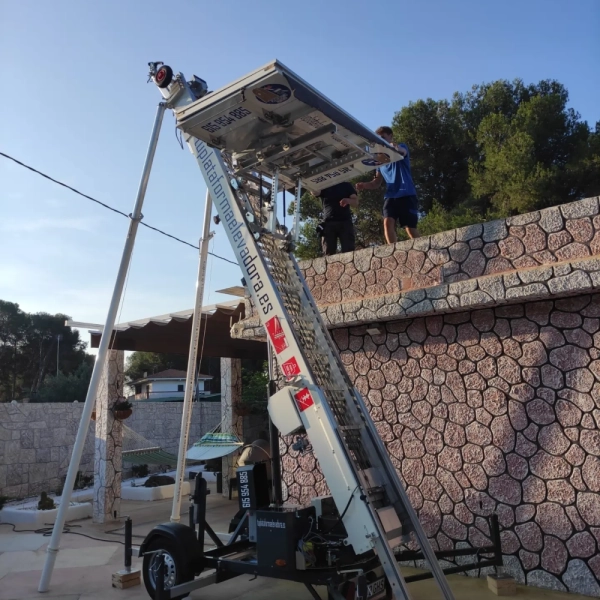 Fotografía de una mudanza con una plataforma elevadora