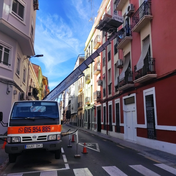 Fotografía de una mudanza con una plataforma elevadora