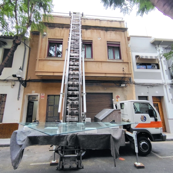 Fotografía de una mudanza con una plataforma elevadora