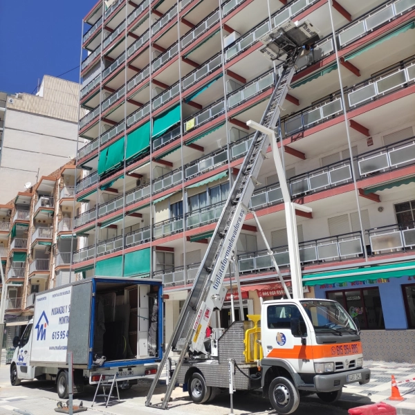 Fotografía de una mudanza con una plataforma elevadora a un cuarto piso