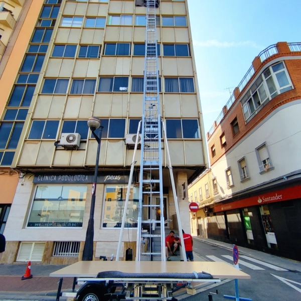 Fotografía de una mudanza con una plataforma elevadora a un quinto piso